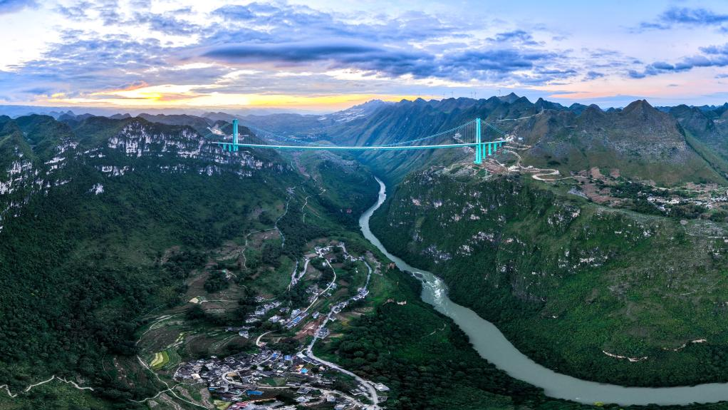 钢铁飞虹,驯风驭险:花江峡谷大桥背后的“中国方案”