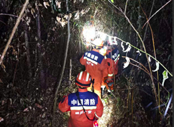 六旬老人彻夜未归！无人机在山中拍到这个