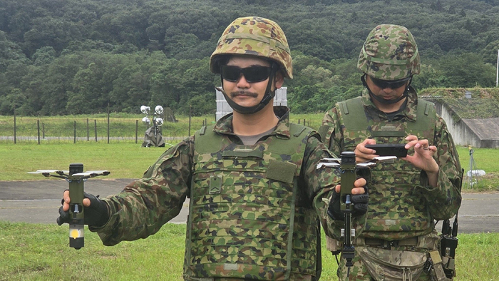 日本陆自首秀攻击型无人机，演习突发故障竟靠手机操作？