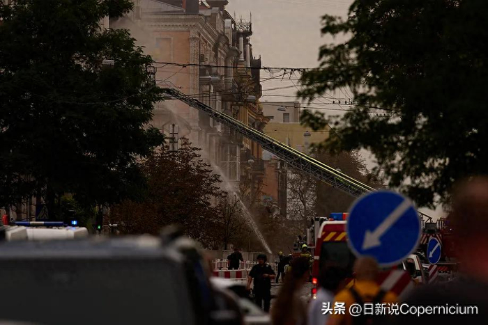普京刚说需要谈判代表，俄无人机就炸乌安全局，泽连斯基怒了