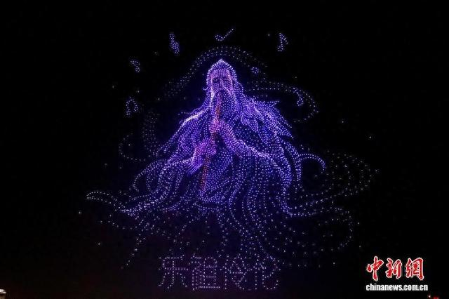 江西南昌：“星河万里”无人机点亮赣江夜空
