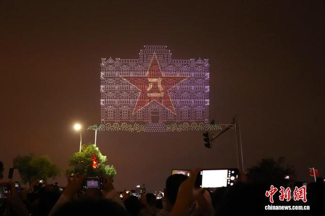 图为无人机编队在空中呈现出的“南昌八一起义纪念馆”。 熊锦阳 摄