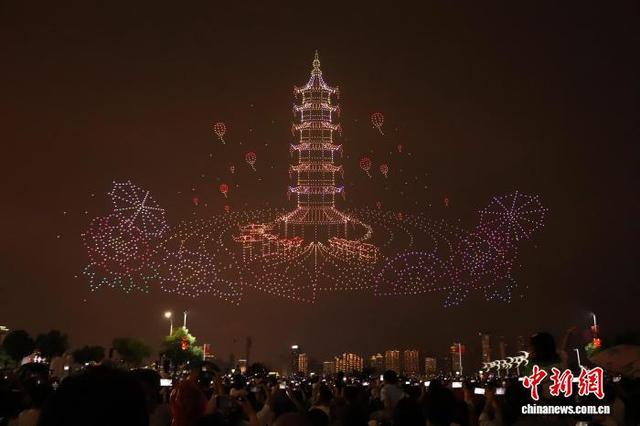 图为无人机编队在空中呈现出的“绳金塔”。 熊锦阳 摄
