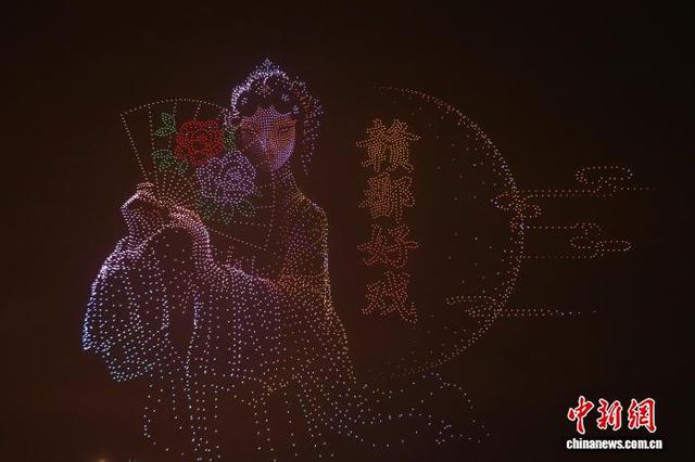 图为无人机编队在空中呈现主题图案。 熊锦阳 摄