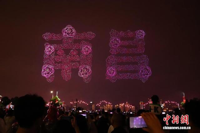 图为无人机编队在空中呈现主题图案。 熊锦阳 摄