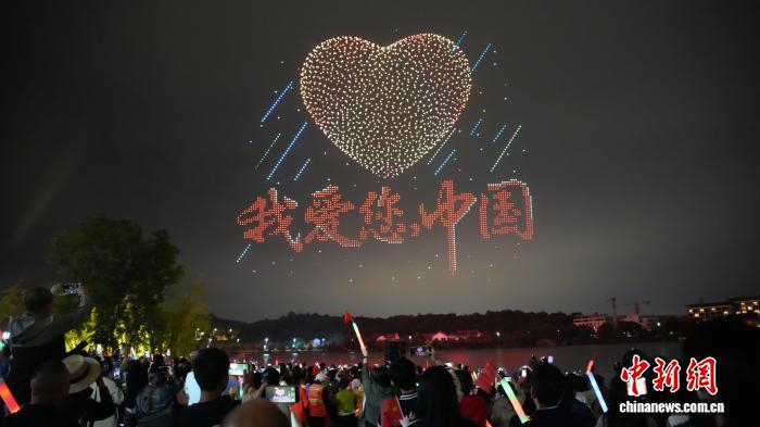 湖畔无人机光影秀贺国庆 江西九江以科技光影展现城市新活力