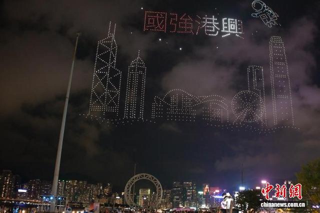 图为无人机表演呈现的“国强港兴”的文字与图案。中新网记者 陈永诺 摄
