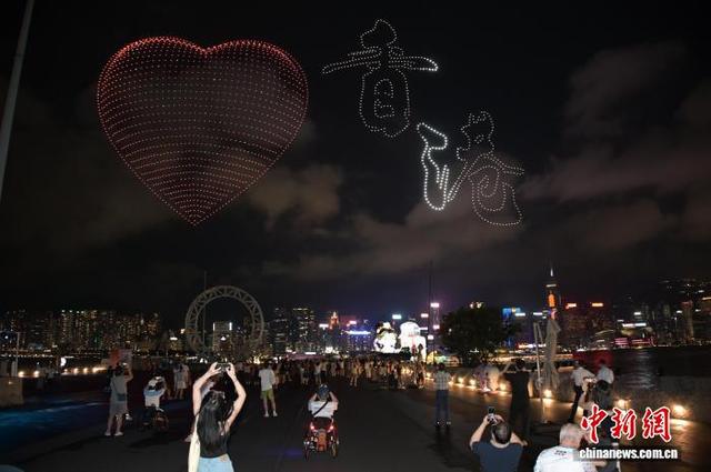 图为无人机表演呈现的“香港”文字与心形图案。中新网记者 陈永诺 摄